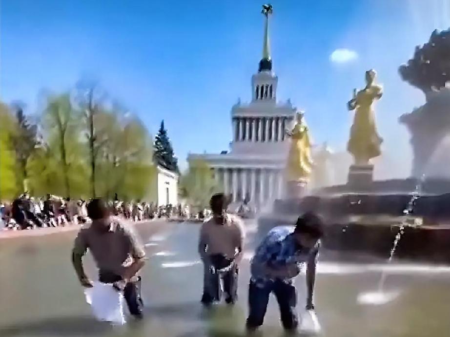 全网骂翻的“印度游客在莫斯科喷泉洗衣服”，竟是AI伪造的？
 
最近，一段视频刷