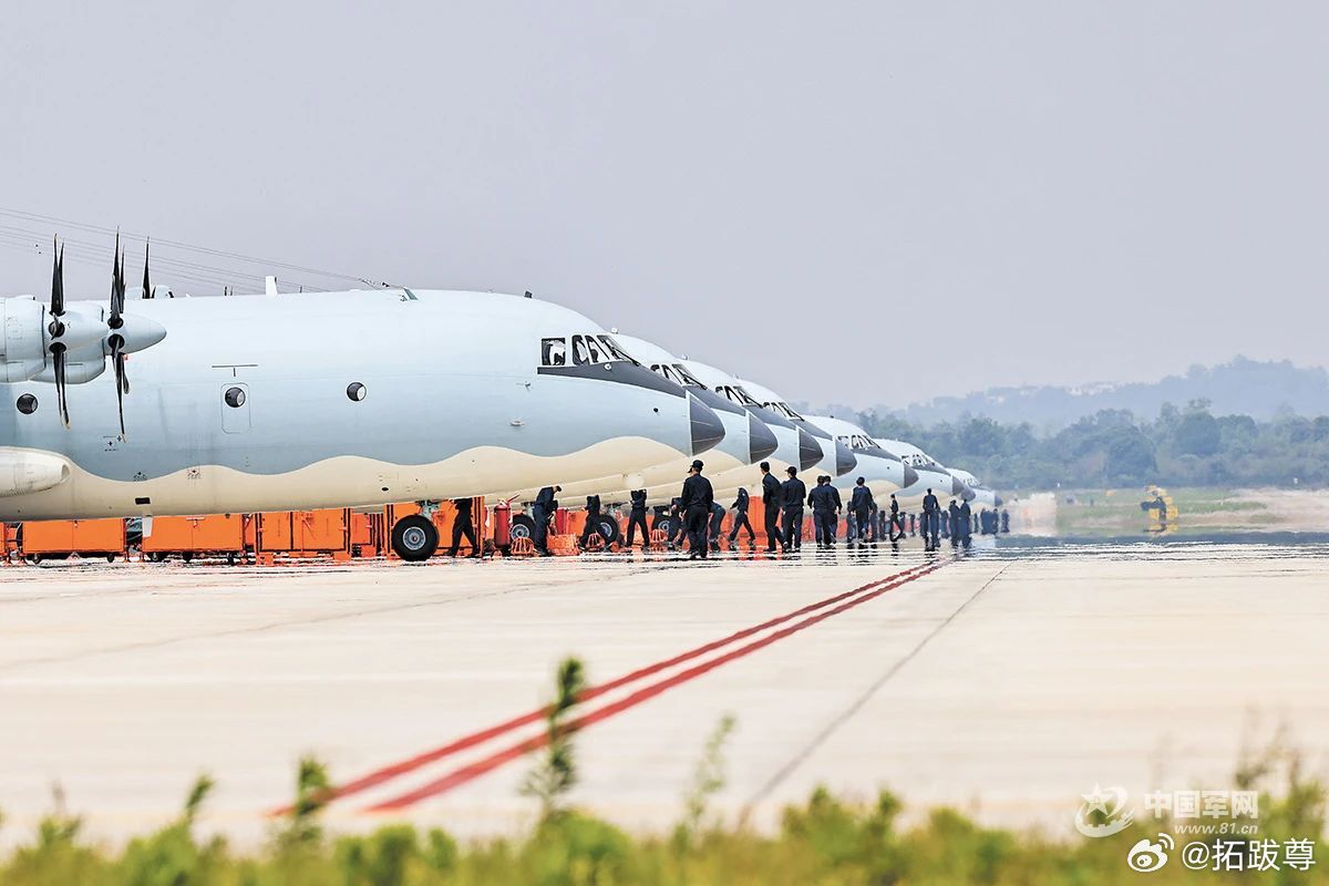 西部战区空军航空兵某团组织机务官兵开展“一专多能”训练 ​​​