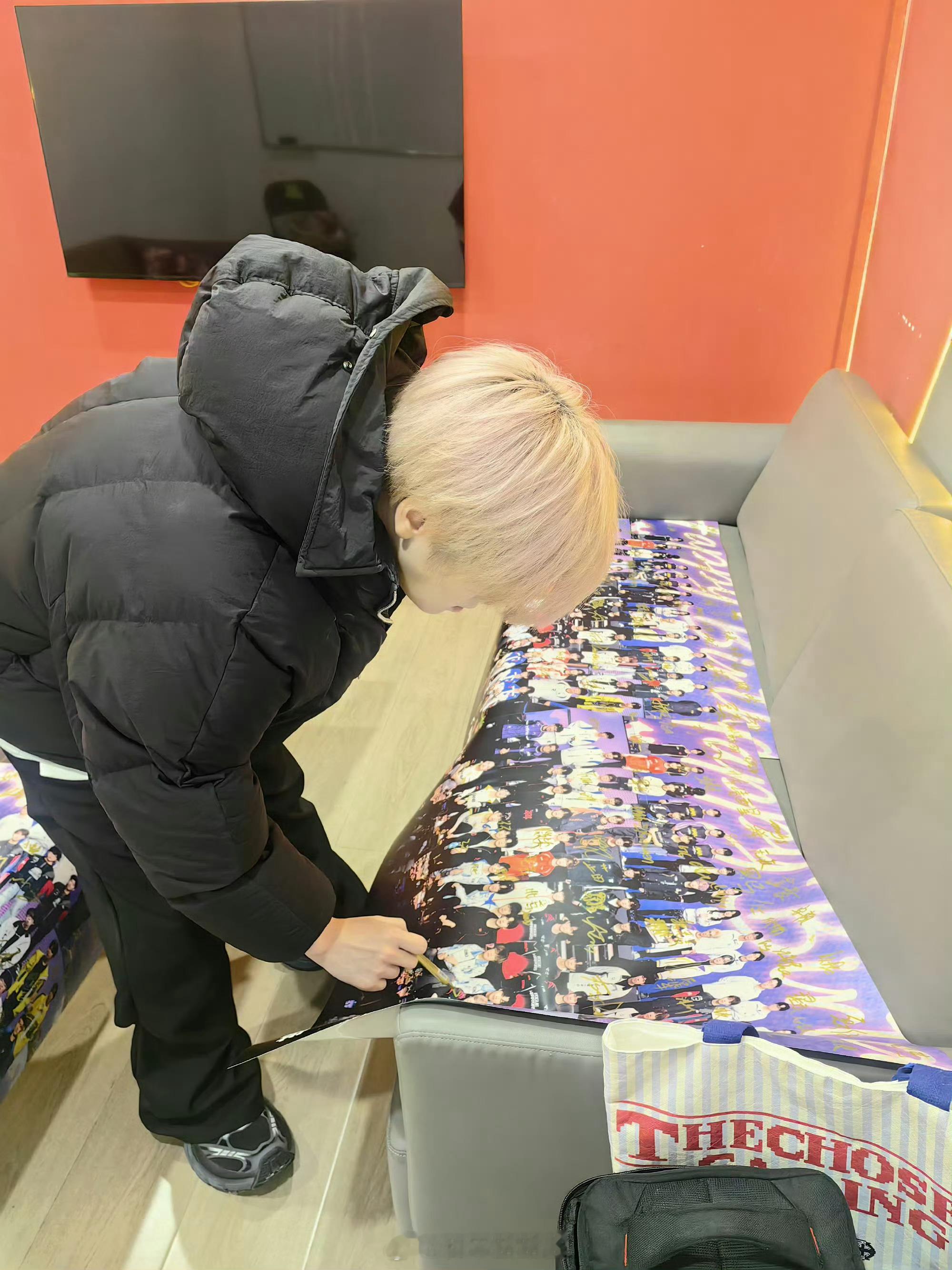 看到那个巨大的签名海报了吗对就是你签的那个拿来给我谢谢cc的记事本 2026pe