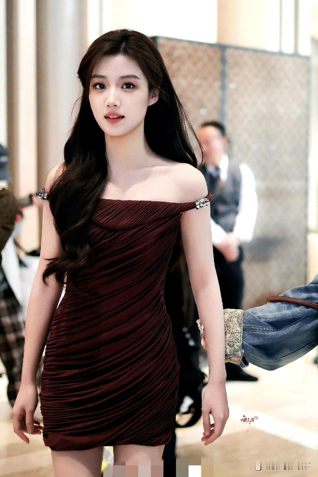 卢昱晓新造型美出圈，仪态松一点更“杀”
 
卢昱晓今日两套造型美到失语：酒红褶皱