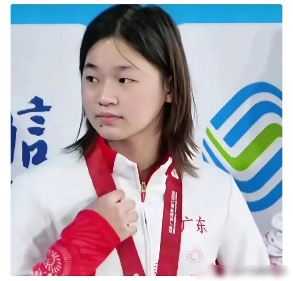 全红婵她哥直播带货这事，总有人拿出来说。
一堆人骂他吸妹妹的血，说他消费冠军名气