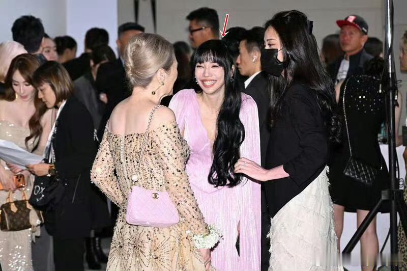 李靓蕾现身邱泽许玮甯婚礼婚礼主角太配了 