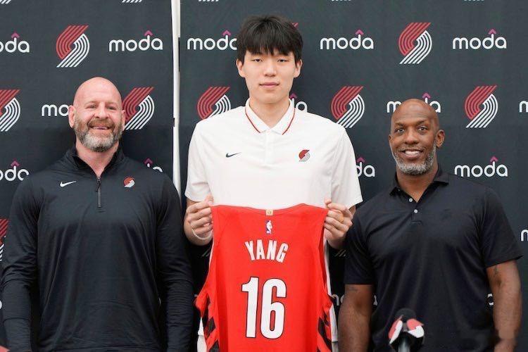 杨瀚森发布会名场面NBA中国新秀日常开拓者发布会的名场面来了！杨瀚森和翻译刘禹钺