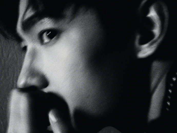 #杨洋黑白胶片风写真# #杨洋黑西装白衬衫营业照# 杨洋黑白胶片风写真，黑西装白