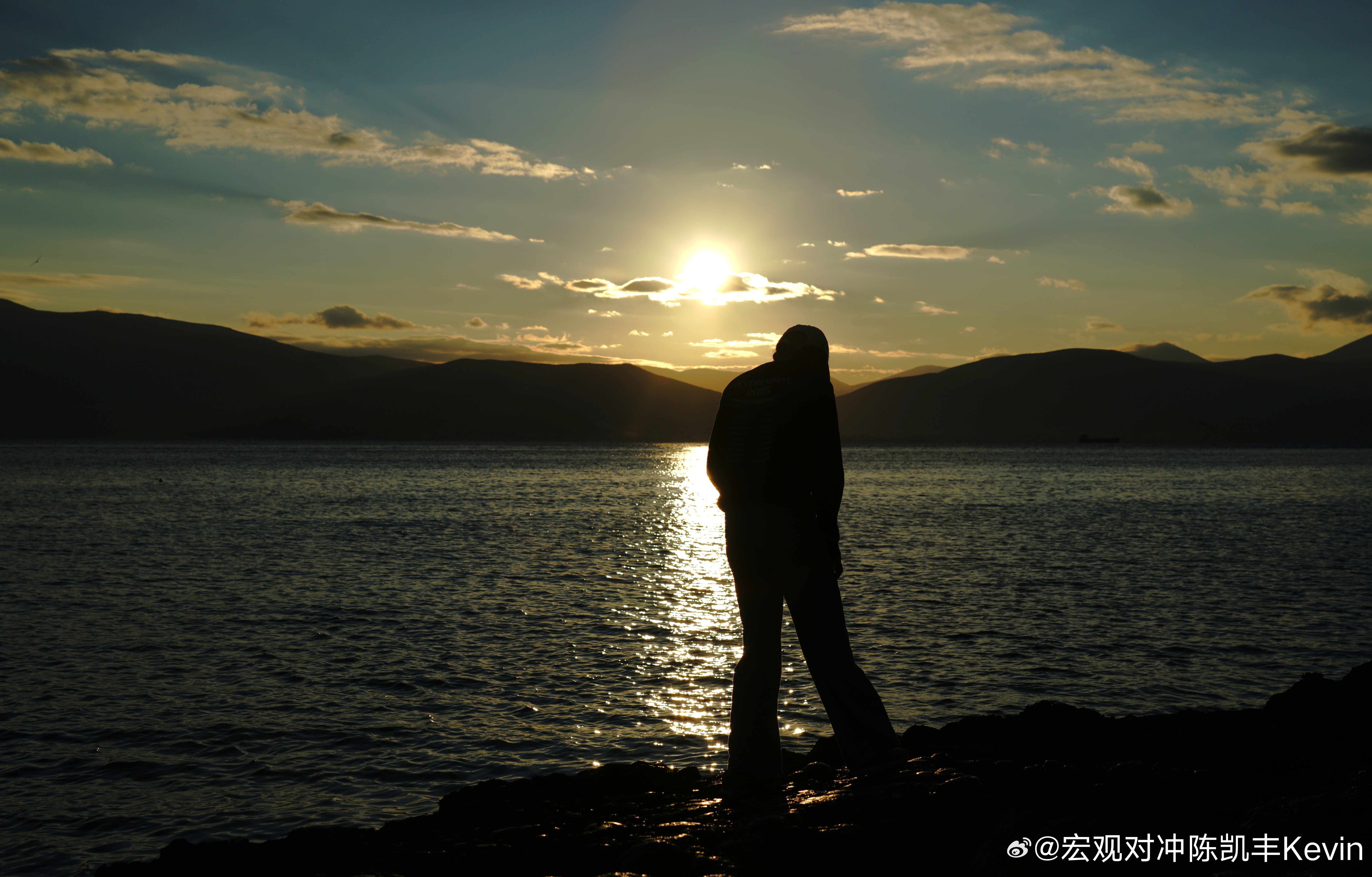 美国通货紧缩开始了，刚刚看到全美平均租金，12月份同比是负1%白宫换人之后，这一