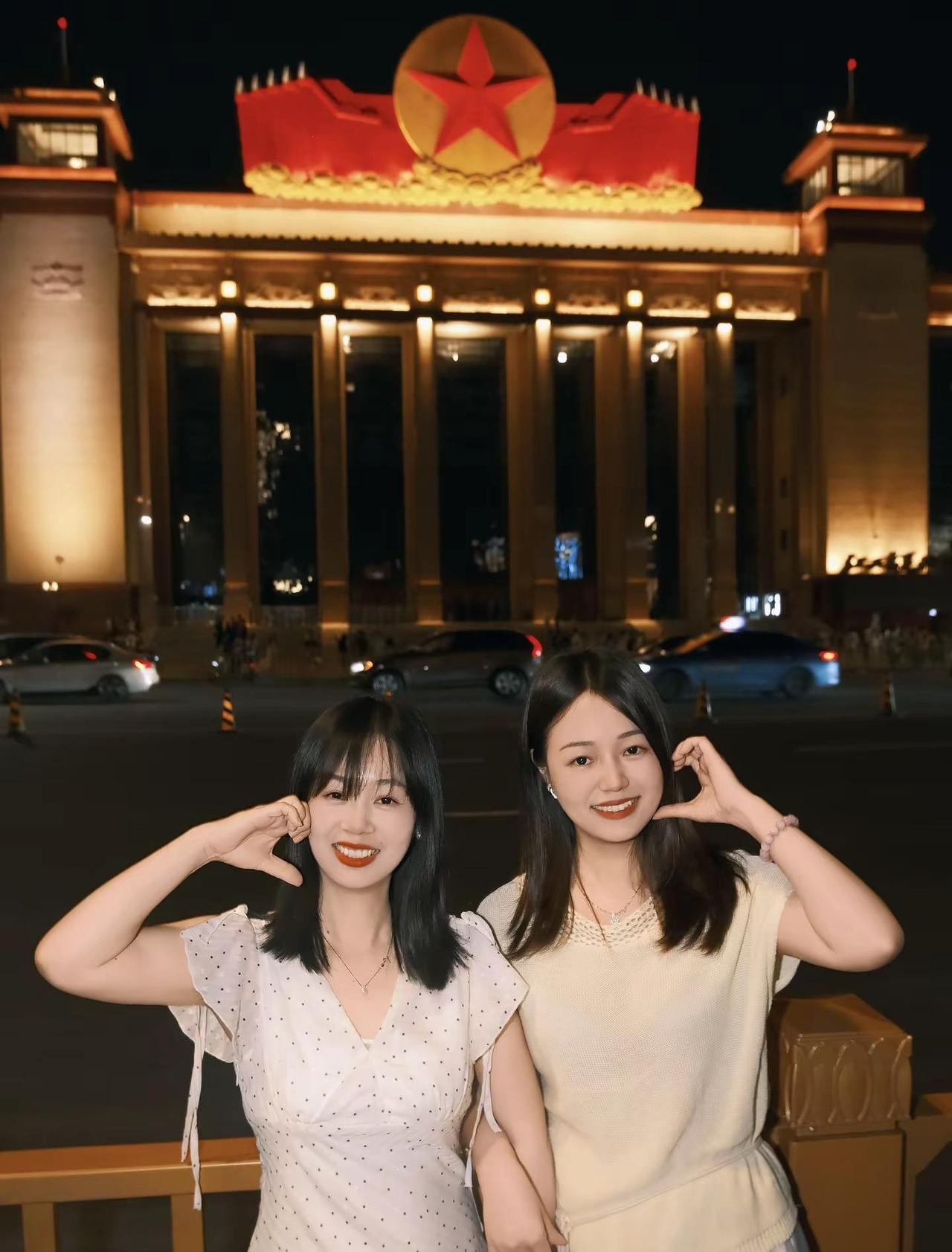 没事就来八一广场吹吹风，看看五角星