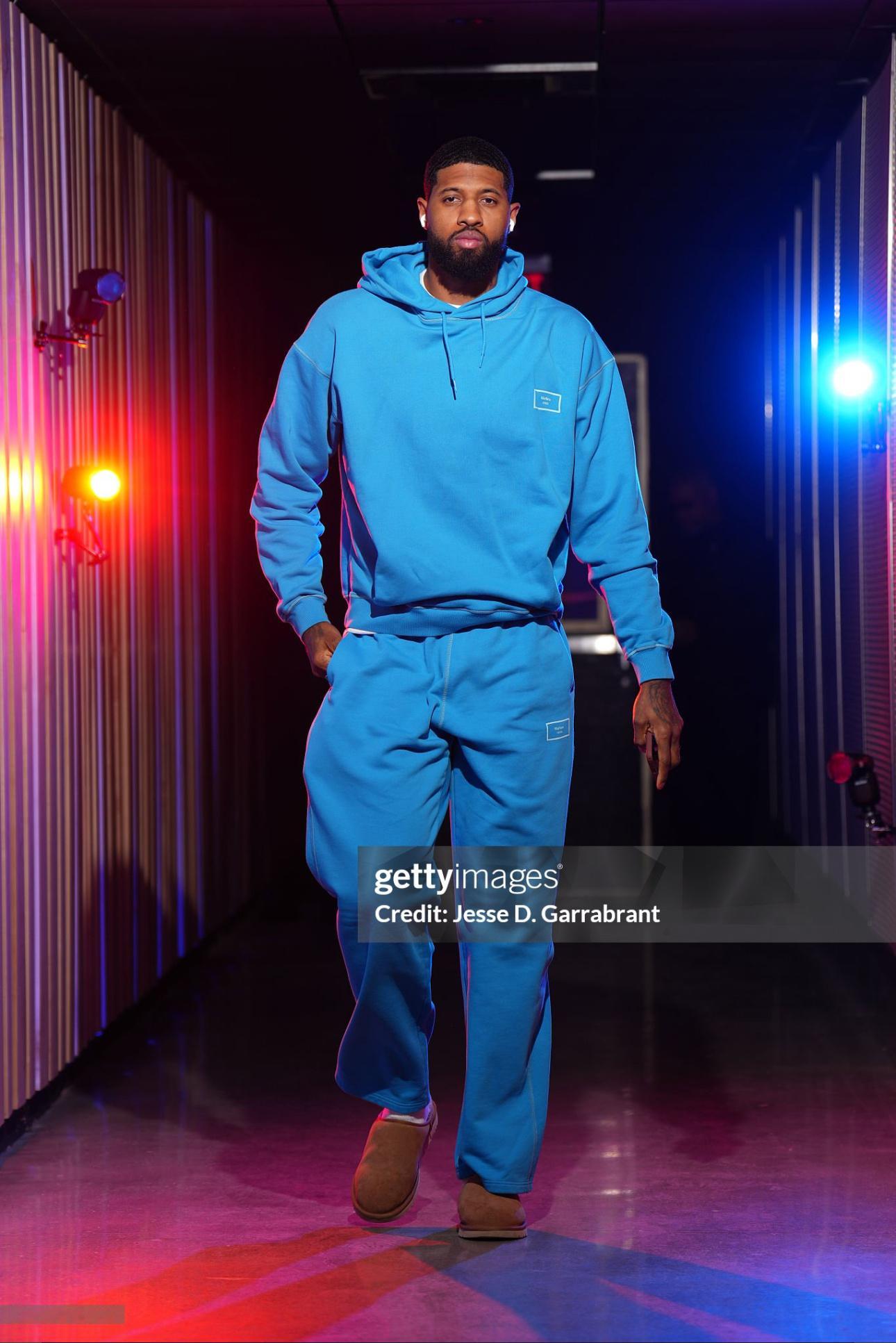 套装潮男！分享今日份赛前抵达主场球馆时的帅泡～费城76人冬日热情篮不住PaulG