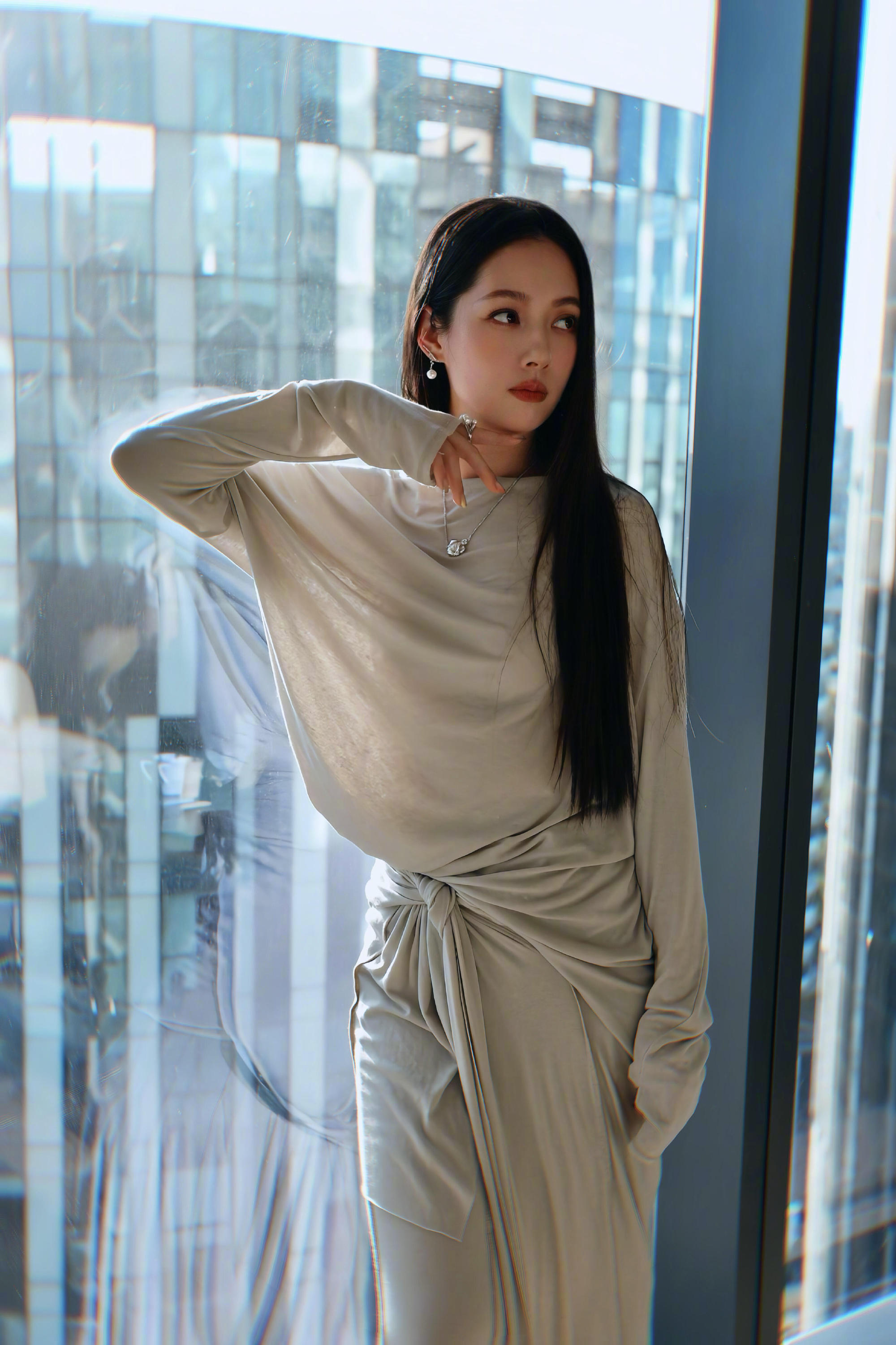郭碧婷向佐谈恋爱没告诉谢依霖大家都在感慨姐妹趣事的时候，夏之光默默模仿向佐，冷不