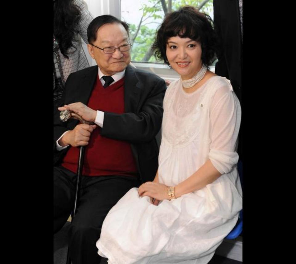 1976年，52岁的金庸爱上23岁女服务员并向妻子提出离婚，妻子提出要求：“离婚