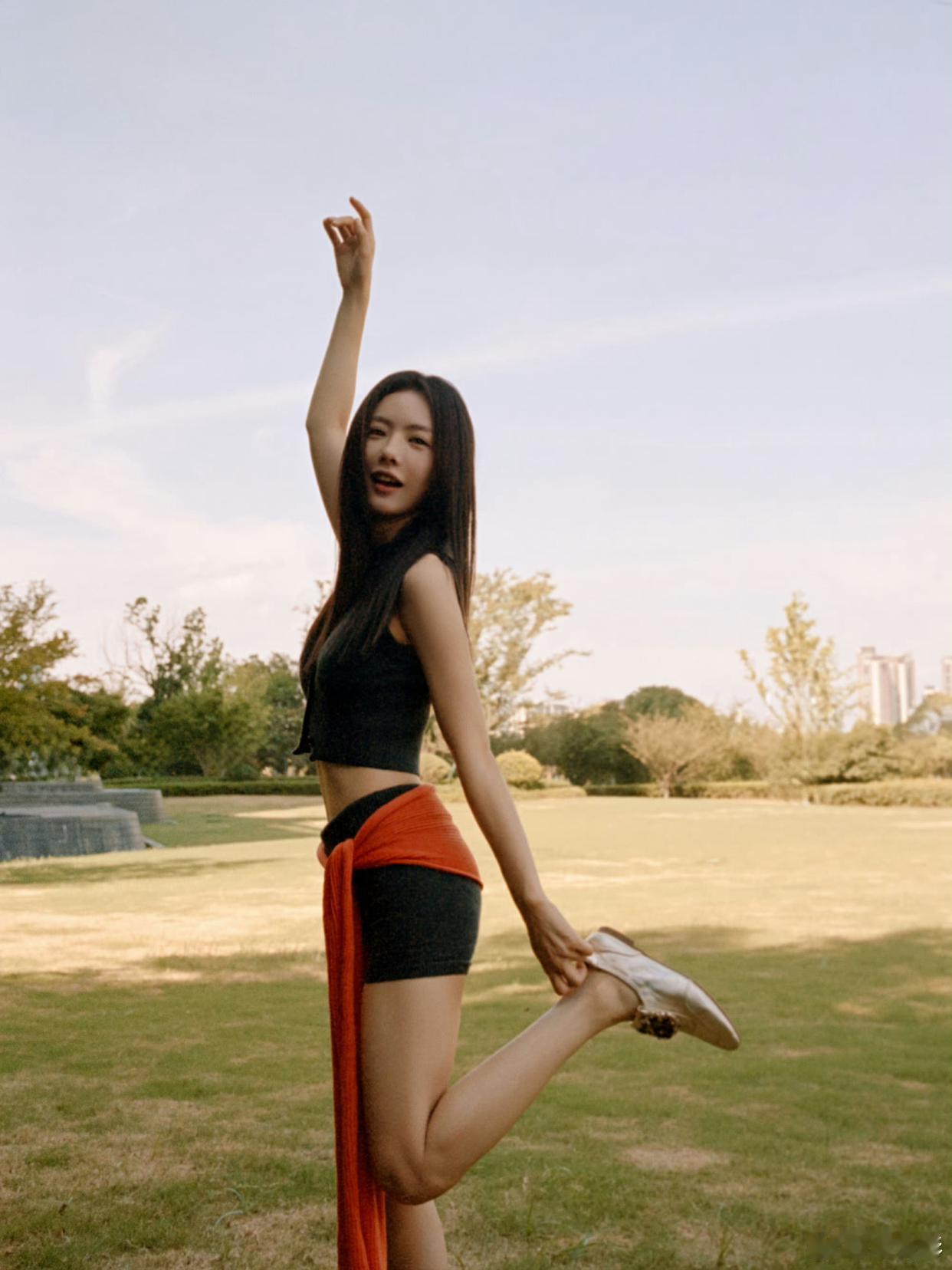 蔡文静，这小腰羡慕了，每天吃一个苹果，就可以拥有小蛮腰…… ​​​