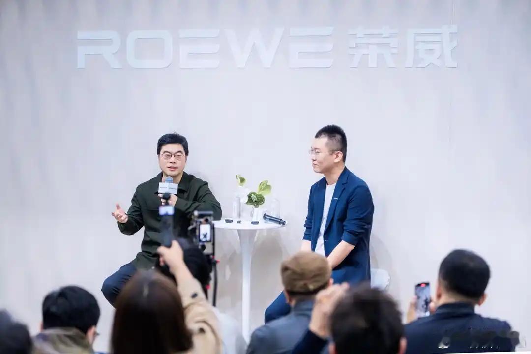 写一写荣威吧。荣威相比吉利不同的点在于，吉利是把油车和新能源车分开，油车围绕CM