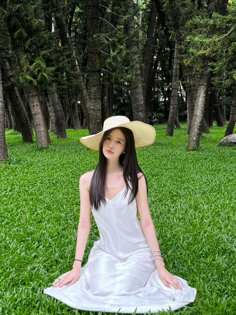 绿树阴中坐，清风拂面来。