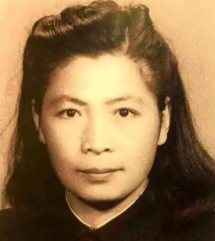 1948年，这位特工女王走进西柏坡，她拒绝了一切高位，只提了一个要求，此后三十年