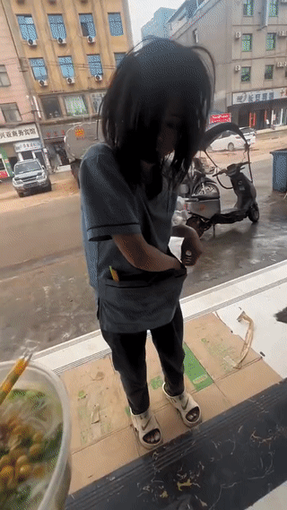一家米线店老板每天早上都会给一名流浪在街头的年轻女子免费提供一碗米线吃。
这名流