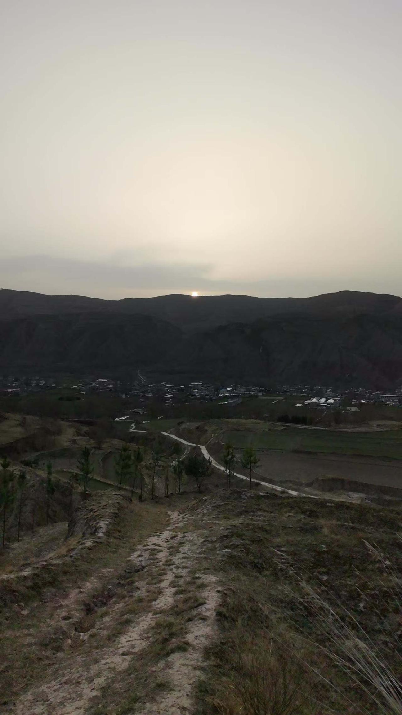 任何时候都不要期待改变别人，就像下雨，你可以选择打伞或者打车，唯独不能跟雨较劲，