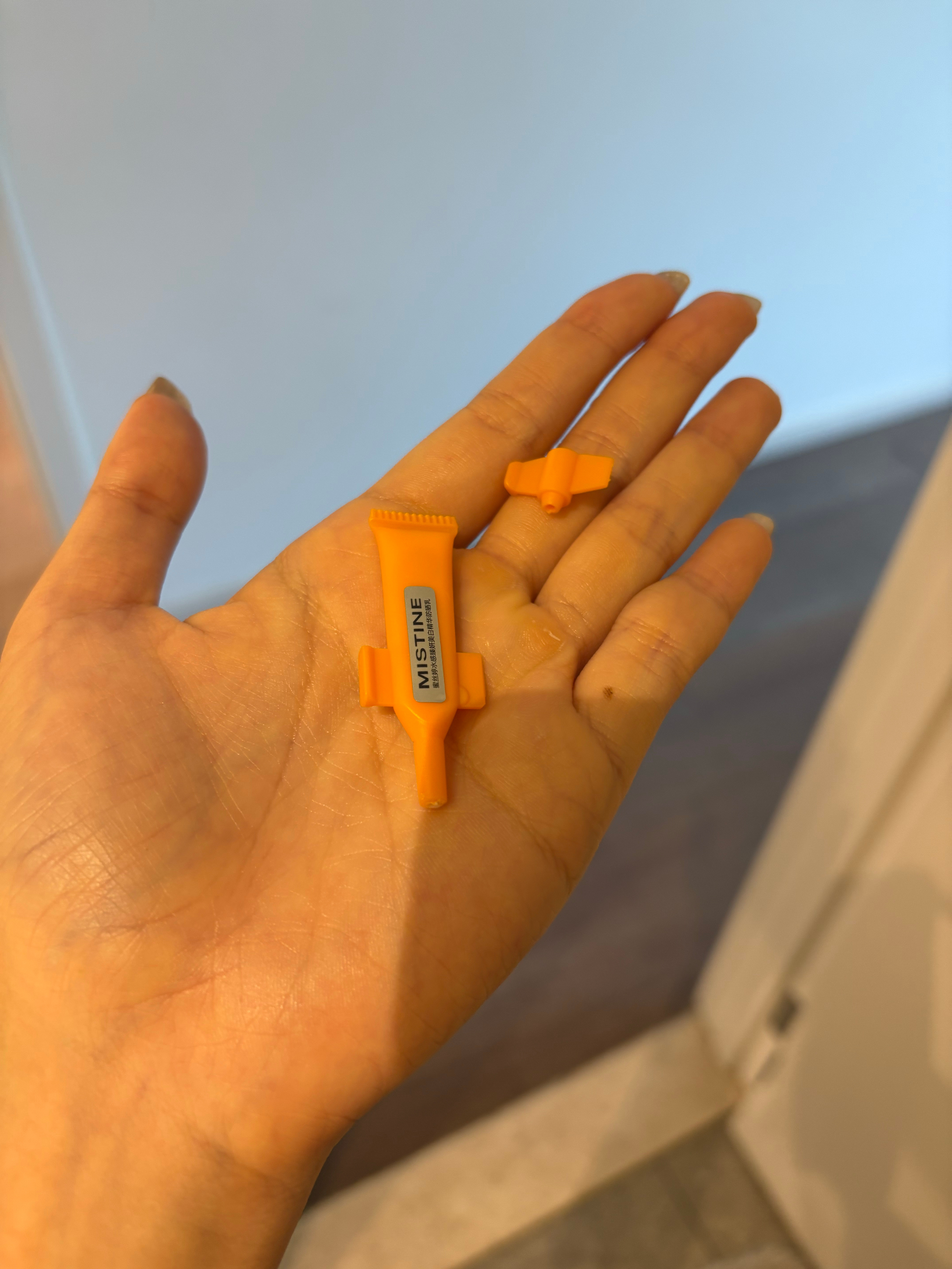 次抛防晒，本来觉得这种形式有点画蛇添足。但实际使用感受还是不错的！解决了每次防晒