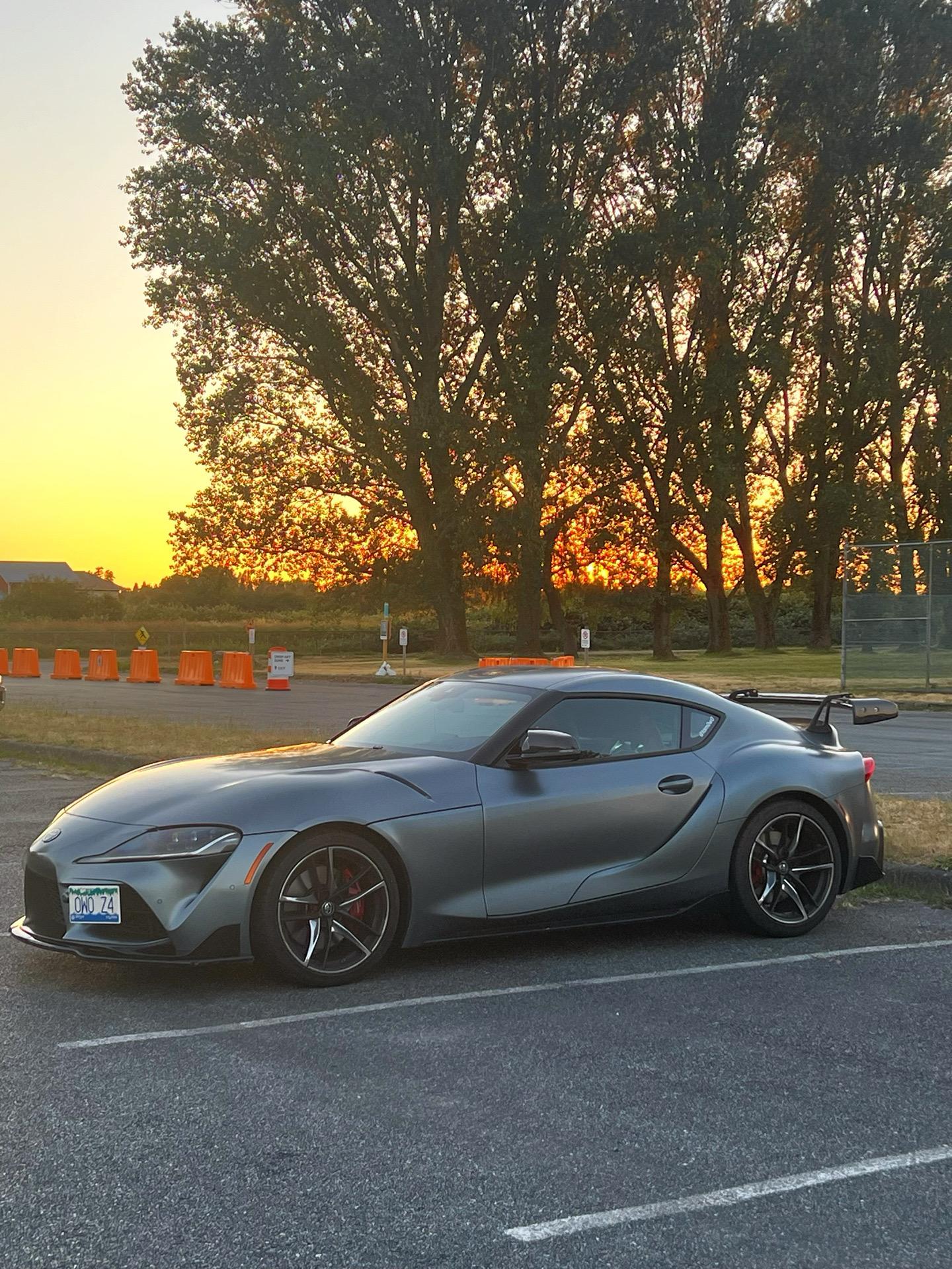 夕阳下的Supra