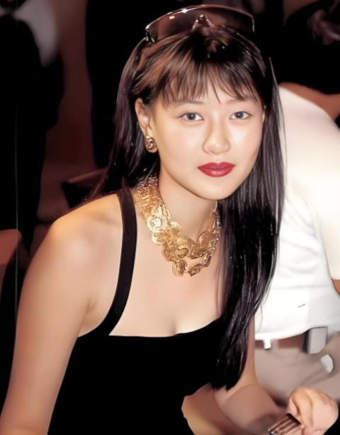 2002年陈宝莲从24楼一跃而下，留下一个才出生20多天的男婴，葬礼上，曾志伟和