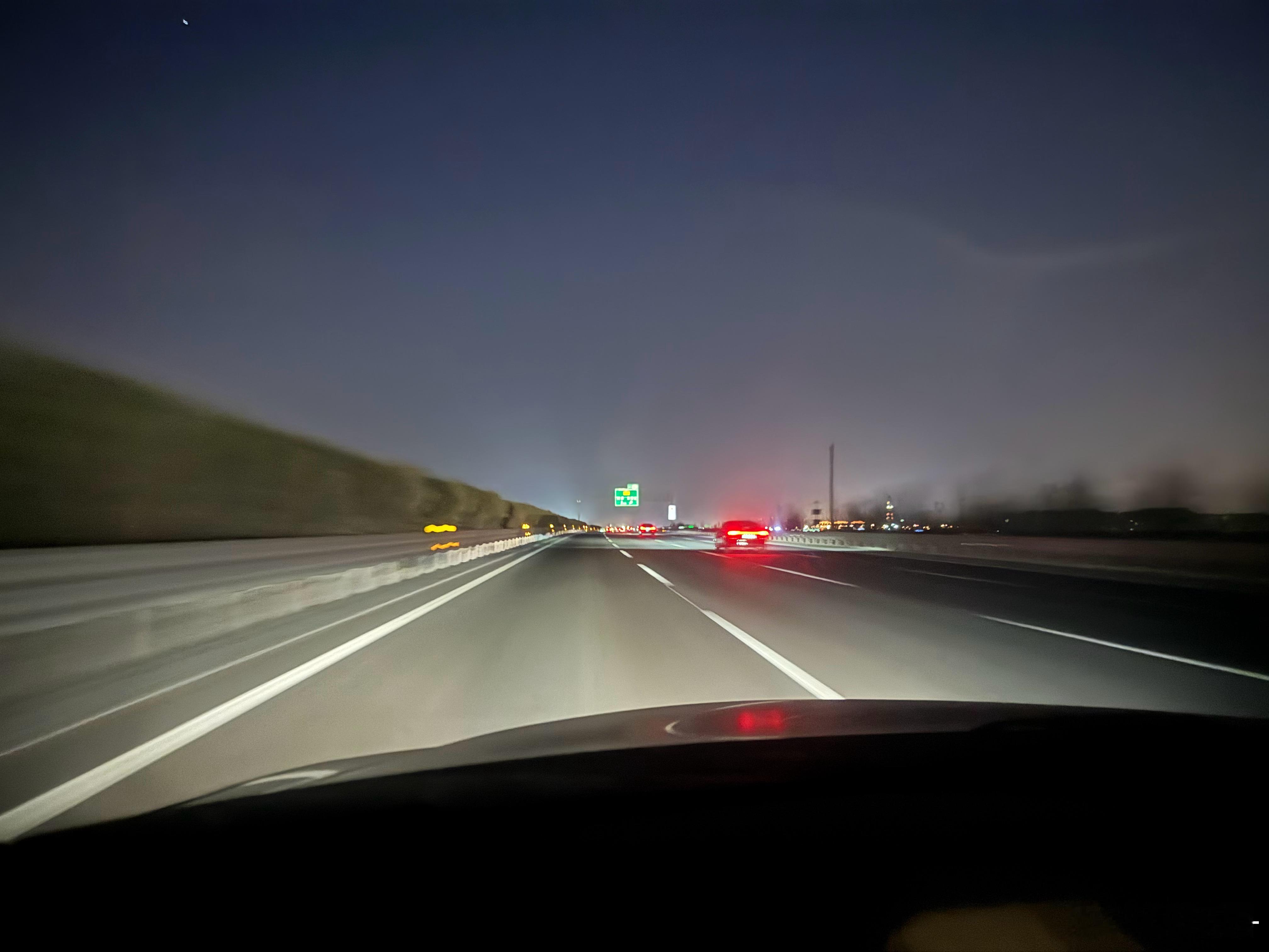 小车23点59分59秒下高速收费员狂喜虽说这种操作有点刺激，但提醒大家安全永远是