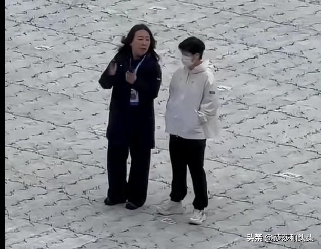 10.16新鲜莎莎。好久不见，甚是想念！今天莎莎出现在河北省运动会彩排现场，他戴