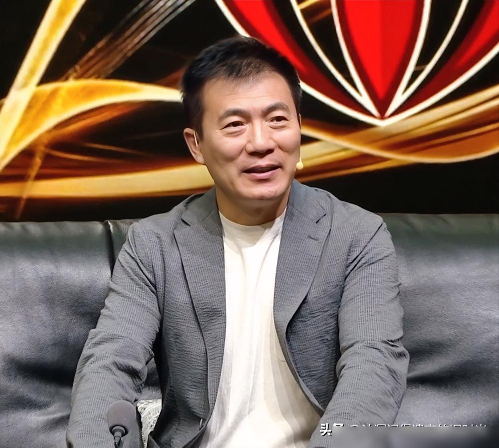 你以为黄健翔“一踩一拉”是业务退化？我告诉你，这恰恰是他最老辣的算计。他压根不是