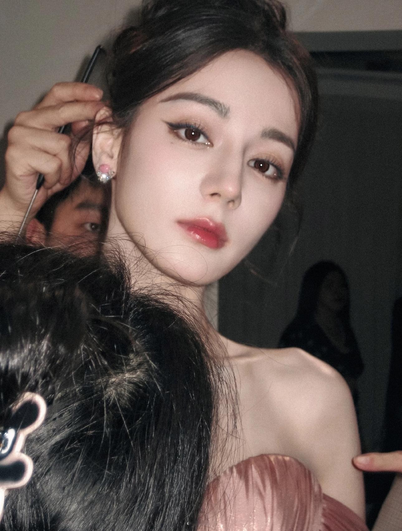 好久没自拍了，出来发两张自拍 