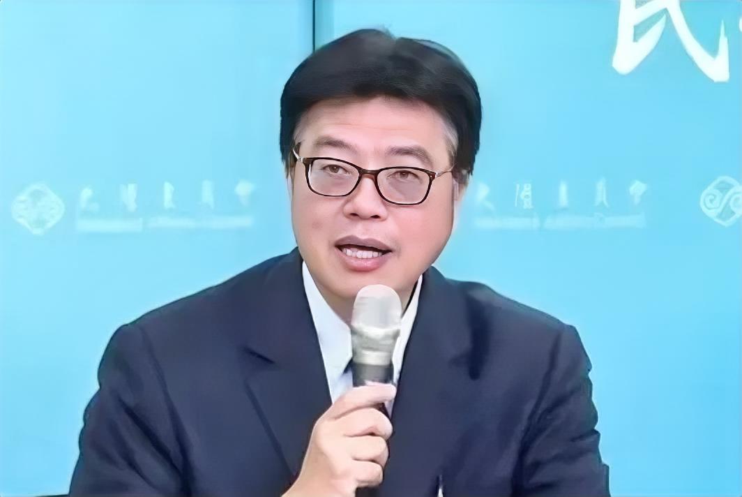 台湾陆委会主委邱垂正4月10日下午召开记者会，叫嚣称“绝不接受‘九二共识’”、“