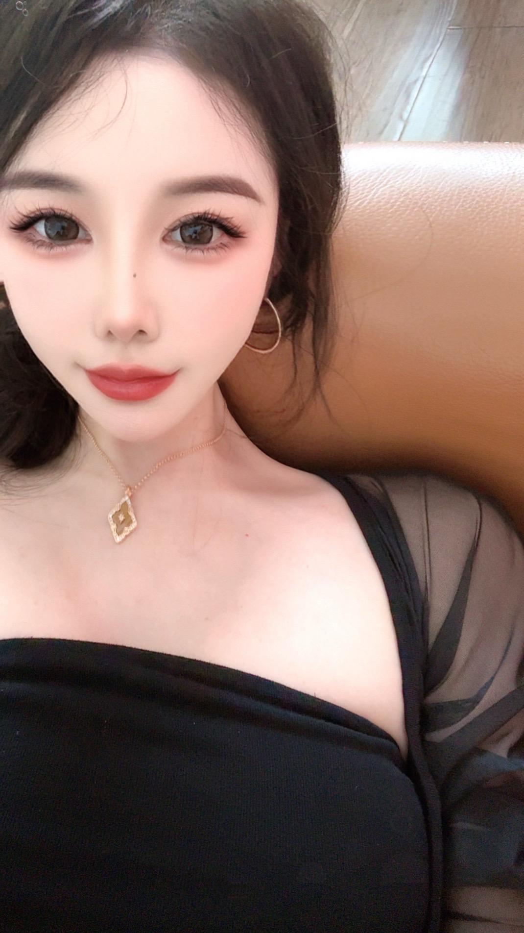 如果非要等一个人的话，那我想我要一双 看到我就心疼我的眼睛～