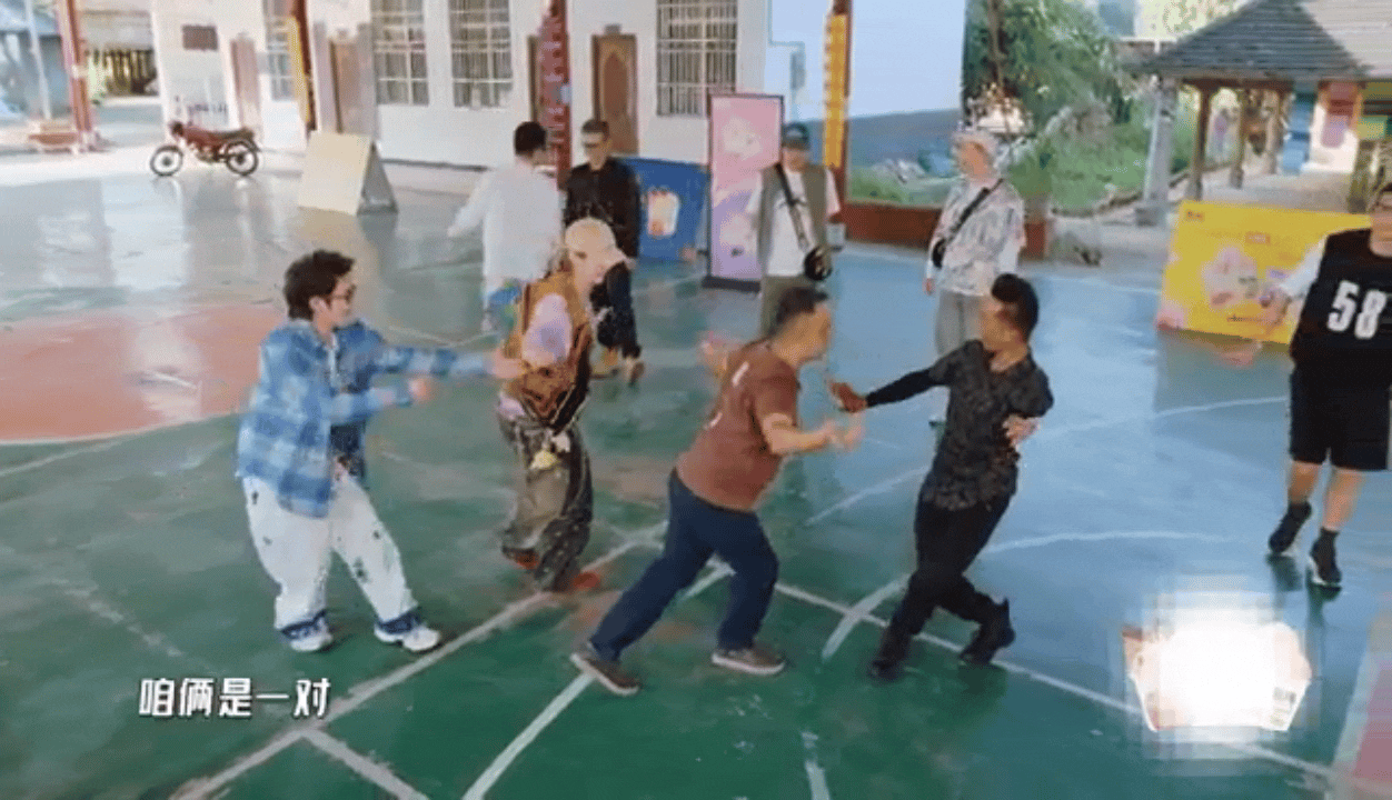 鹿晗王勉对跳孔雀舞王勉跟鹿晗说咱俩是一对王勉都喊出咱俩是一对了，鹿晗你倒是回头看