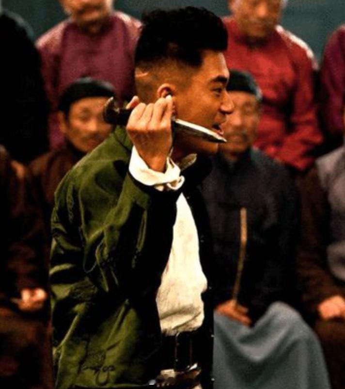 稚嫩被众人调侃愚弄，无视其尊严。爆发也只就在这一刻。走好 ​​​