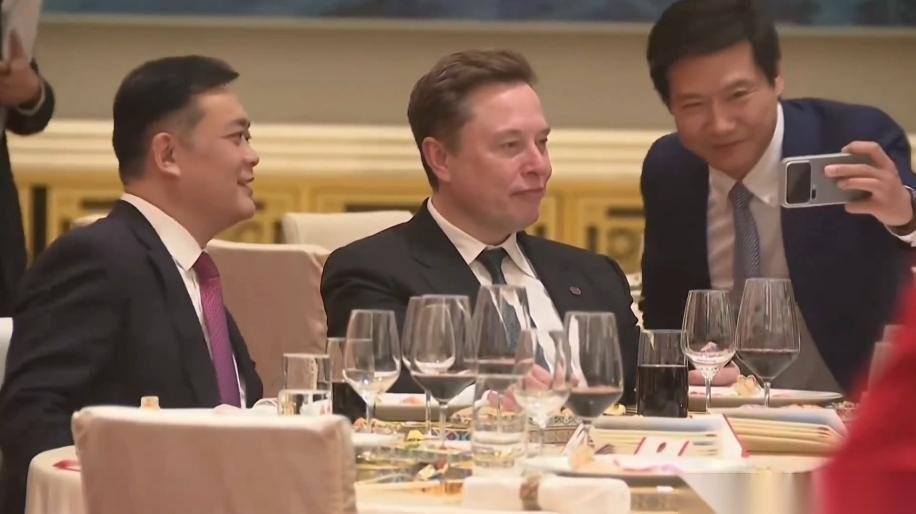 在欢迎宴会上，曹德旺长子曹晖和马斯克坐在一起！近期马斯克来华引发的热搜里，网友几