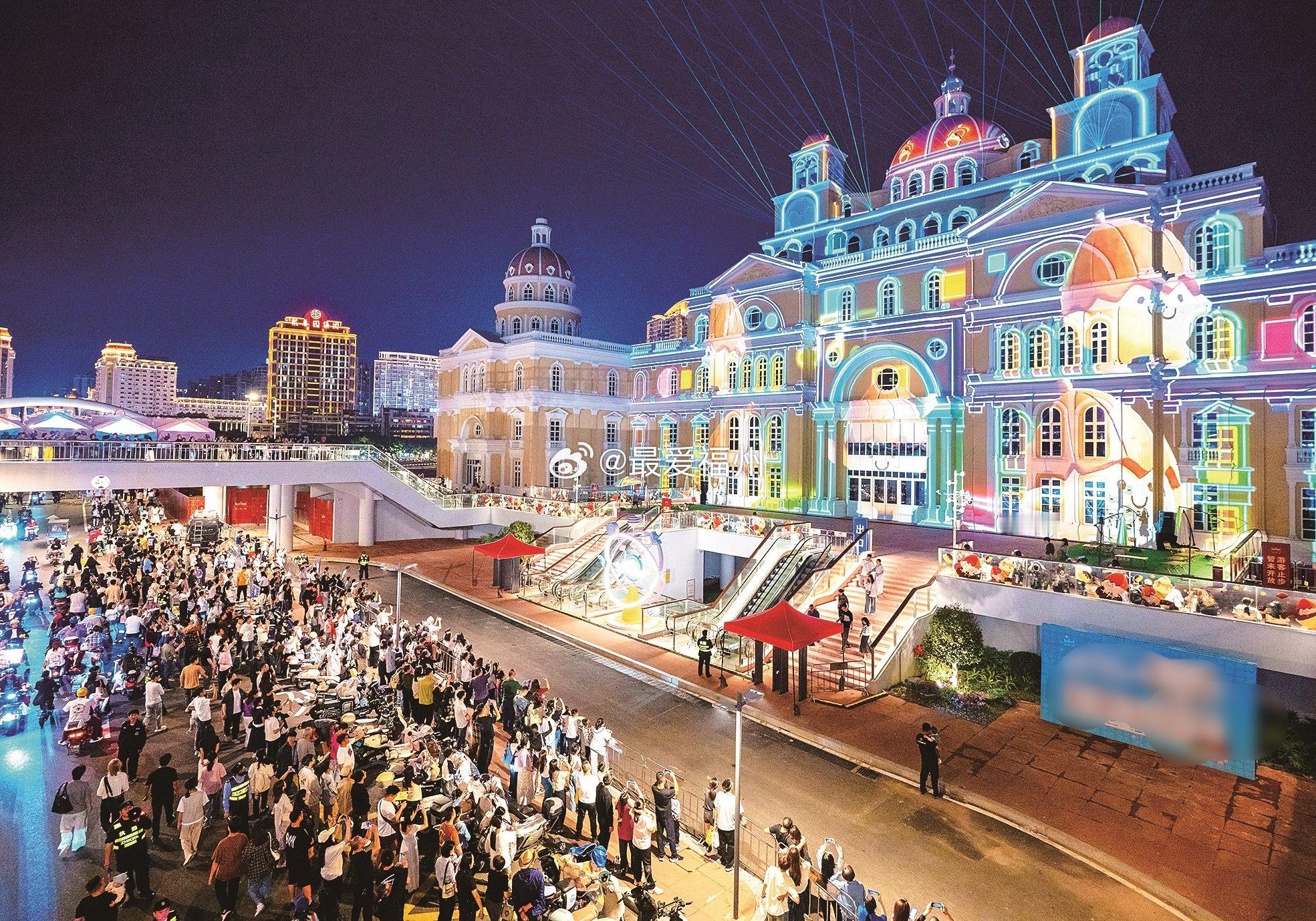 今年五一假期 福州中洲岛建筑外立面的光影秀 吸引了大量的游客市民前来打卡 