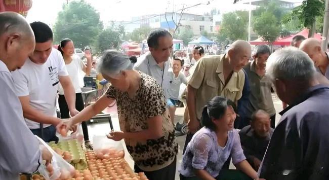 免费领鸡蛋的骗局为何屡屡得手

一、精准拿捏老人心理：贪小利+缺陪伴+健康焦虑