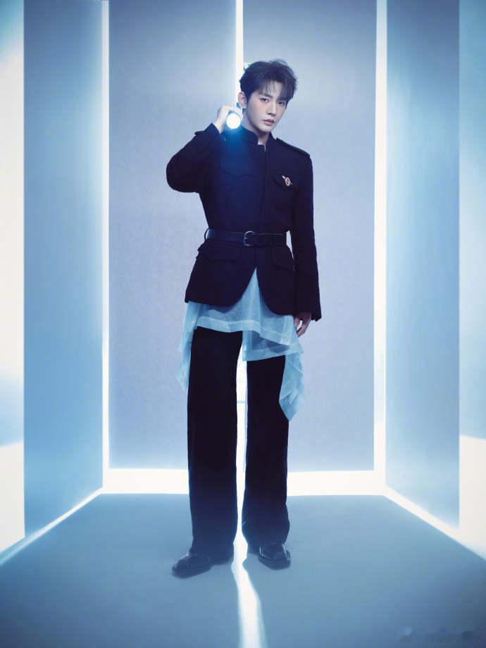 微博之夜出图了，冷调的光影里，眼下腮红太绝了！把清冷贵气和易碎感完美揉在了一起，