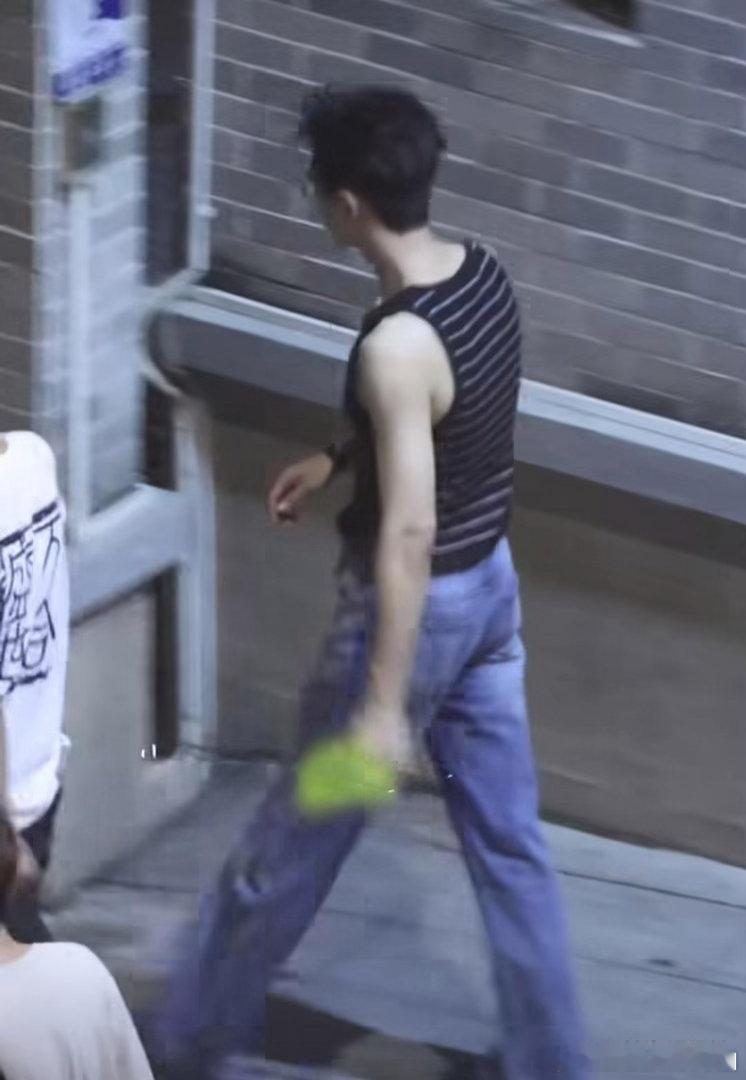 李现《雾里青》孟弗渊路透，条纹背心尽显健硕身材，荷尔蒙爆棚。 