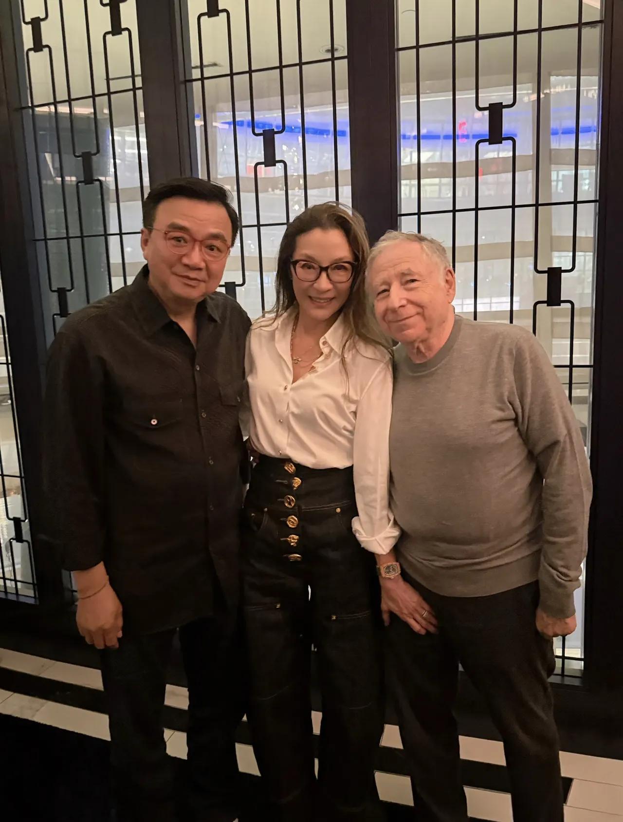 杨紫琼和老公让·托德在美国纽约和朋友聚会，夫妻俩挨着很近，杨紫琼把手放在老公大腿