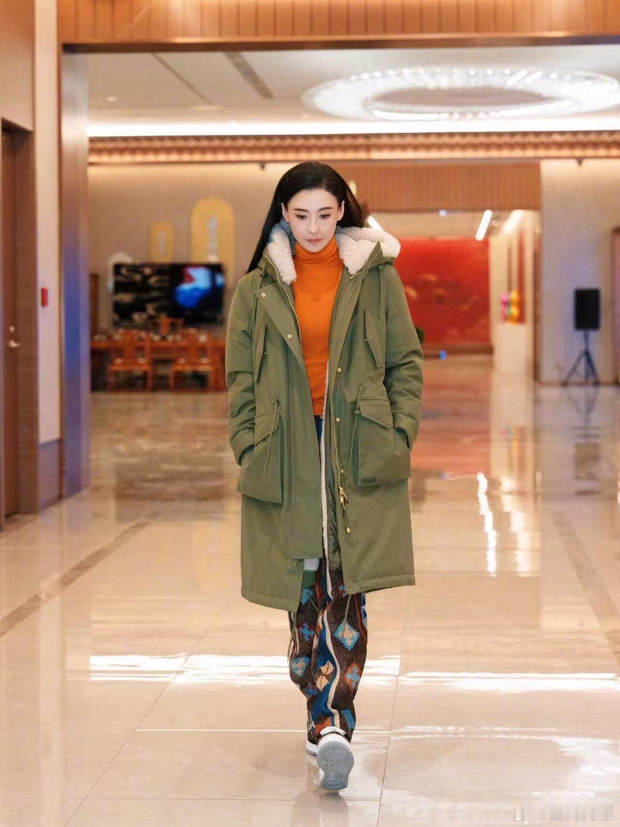 张柏芝气质太出挑了！军绿色长款外套搭配印花休闲裤，一身造型清爽利落，完全看不出半