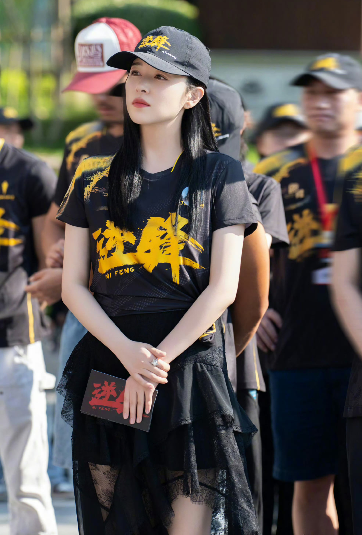 阚清子开机照戴了求婚钻戒阚清子身着剧组统一黑色主题T恤+黑色蕾丝半裙，淡妆出镜，