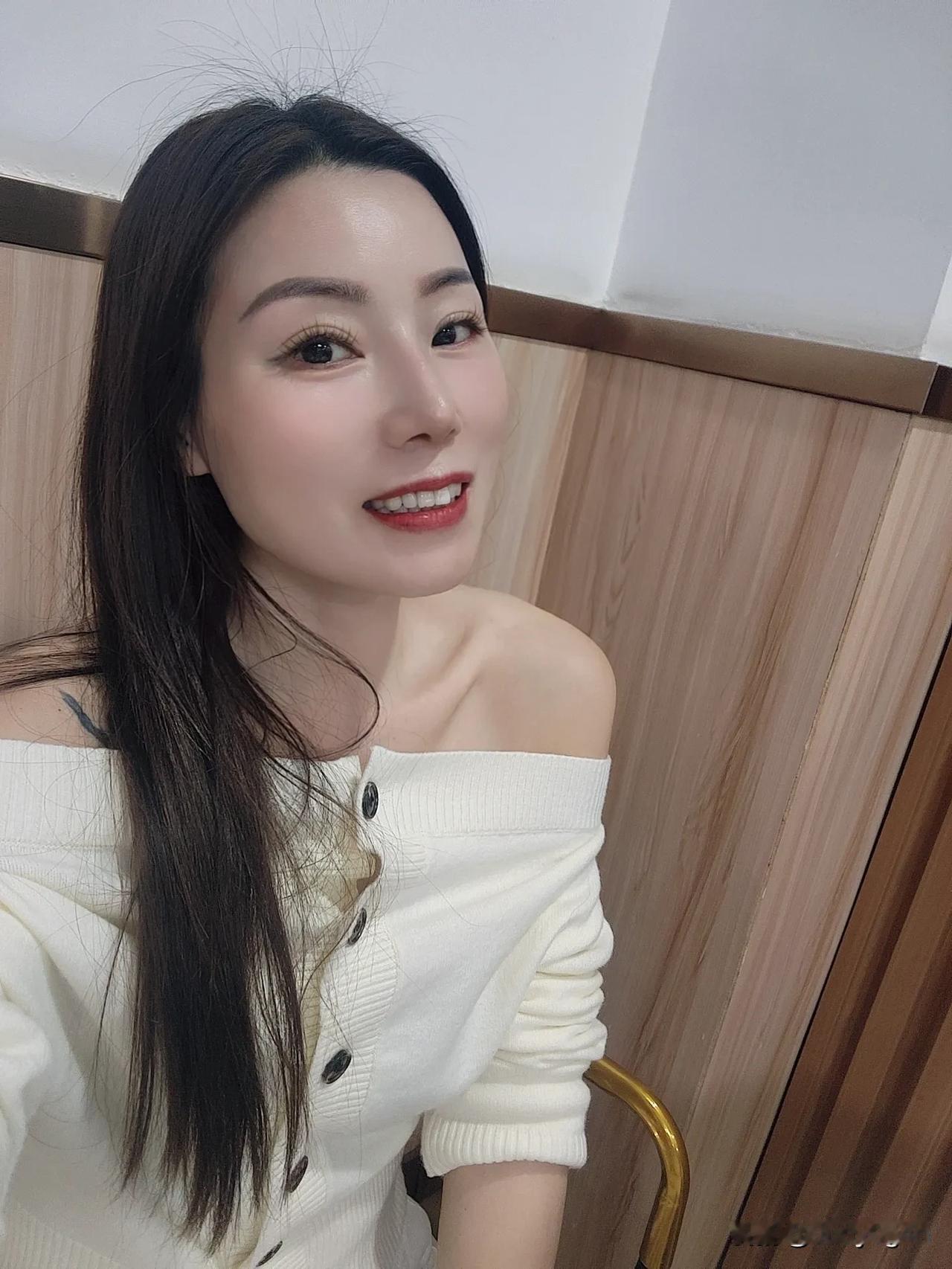 女人所拥有的自信，其中有一半源自于阅历以及价值，另一半则来源于自律还有颜值，去塑