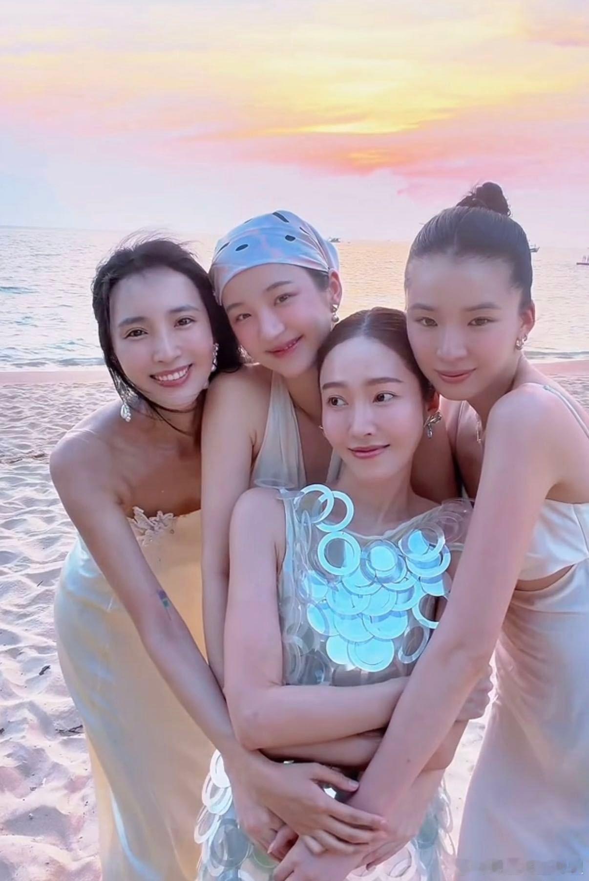 王紫璇Jessica海边相拥王紫璇Jessica一起旅行 四年了郑璇大旗依然屹立