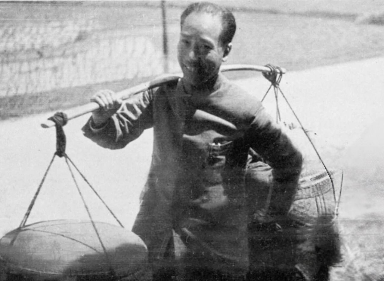 抗战期间，军统头子戴笠给中美特种技术合作所副所长梅乐斯示范装扮小贩的情景。