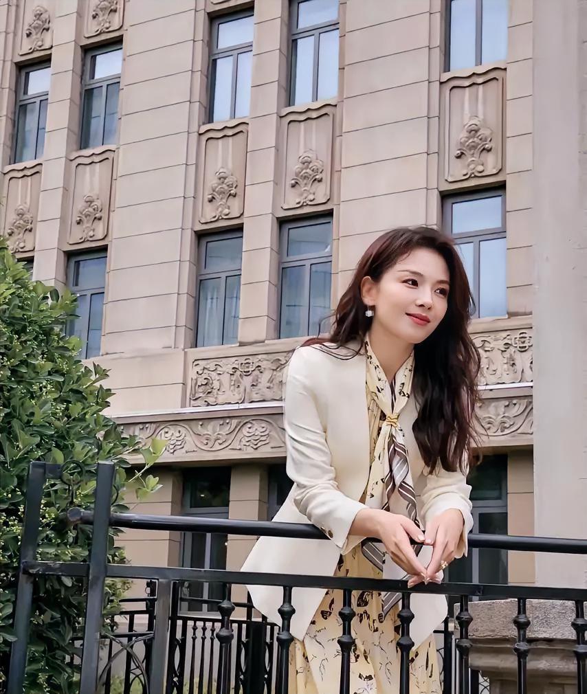 娱乐圈总盯着刘涛，真不是没道理。
 
不是靠背景，也不是炒话题。
她是圈内少有的