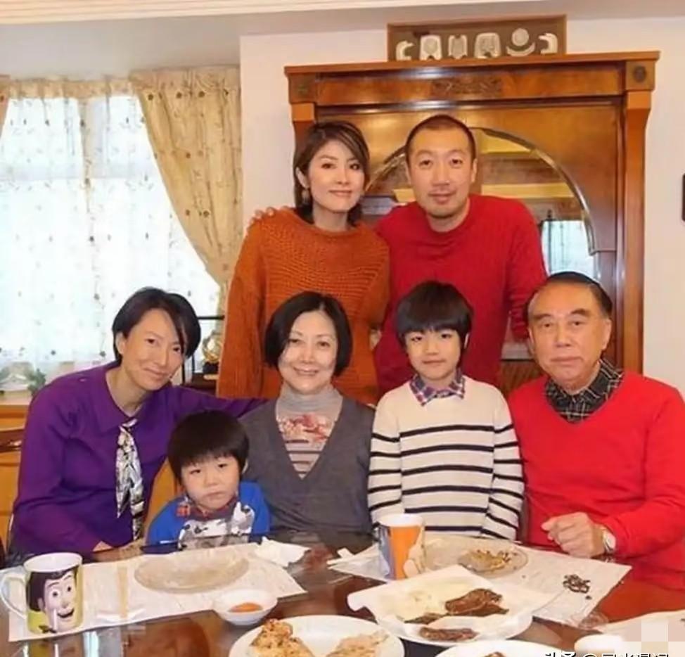 陈慧琳儿子最新照片流出，第一眼以为宋仲基乱入她家全家福。
16岁的大儿子刘海厚到