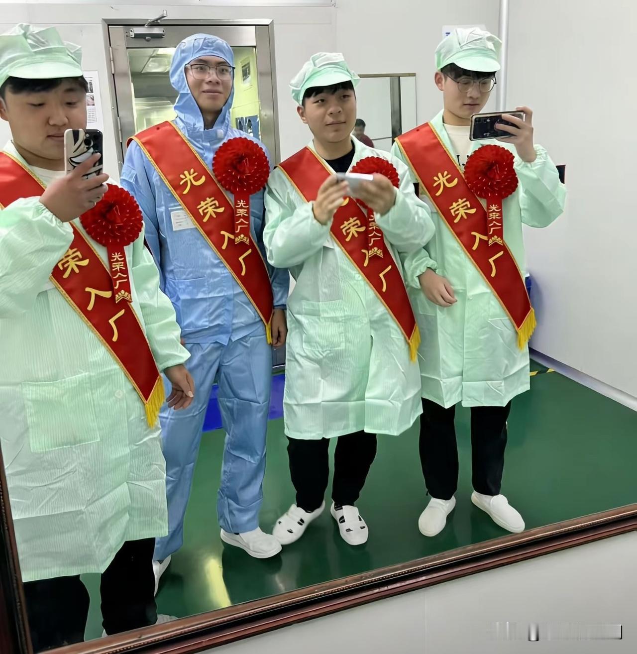 儿子去年大学毕业后，找了快一年的工作也是无果，最终我托人把他送进厂里了，愿他好好