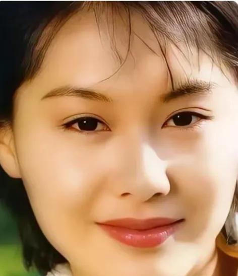 哇，好美啊！虽然个子不高，但长相甜美，用“沉鱼落雁，碧月羞花，形容都不为过。是人