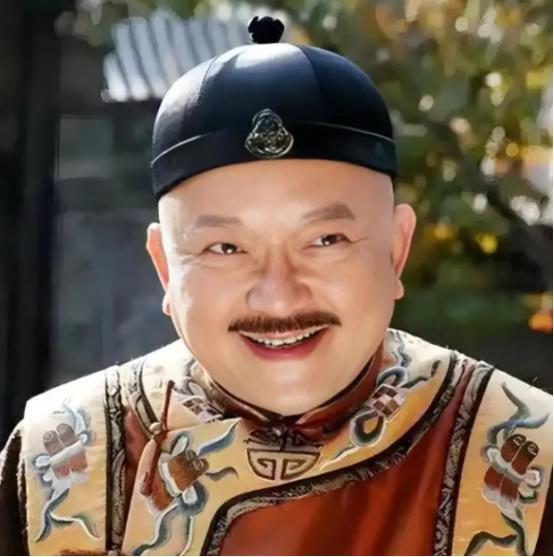 1775年，一个“天降大饼”砸到了和珅头上。

那天，乾隆要出巡，突然发现仪仗队