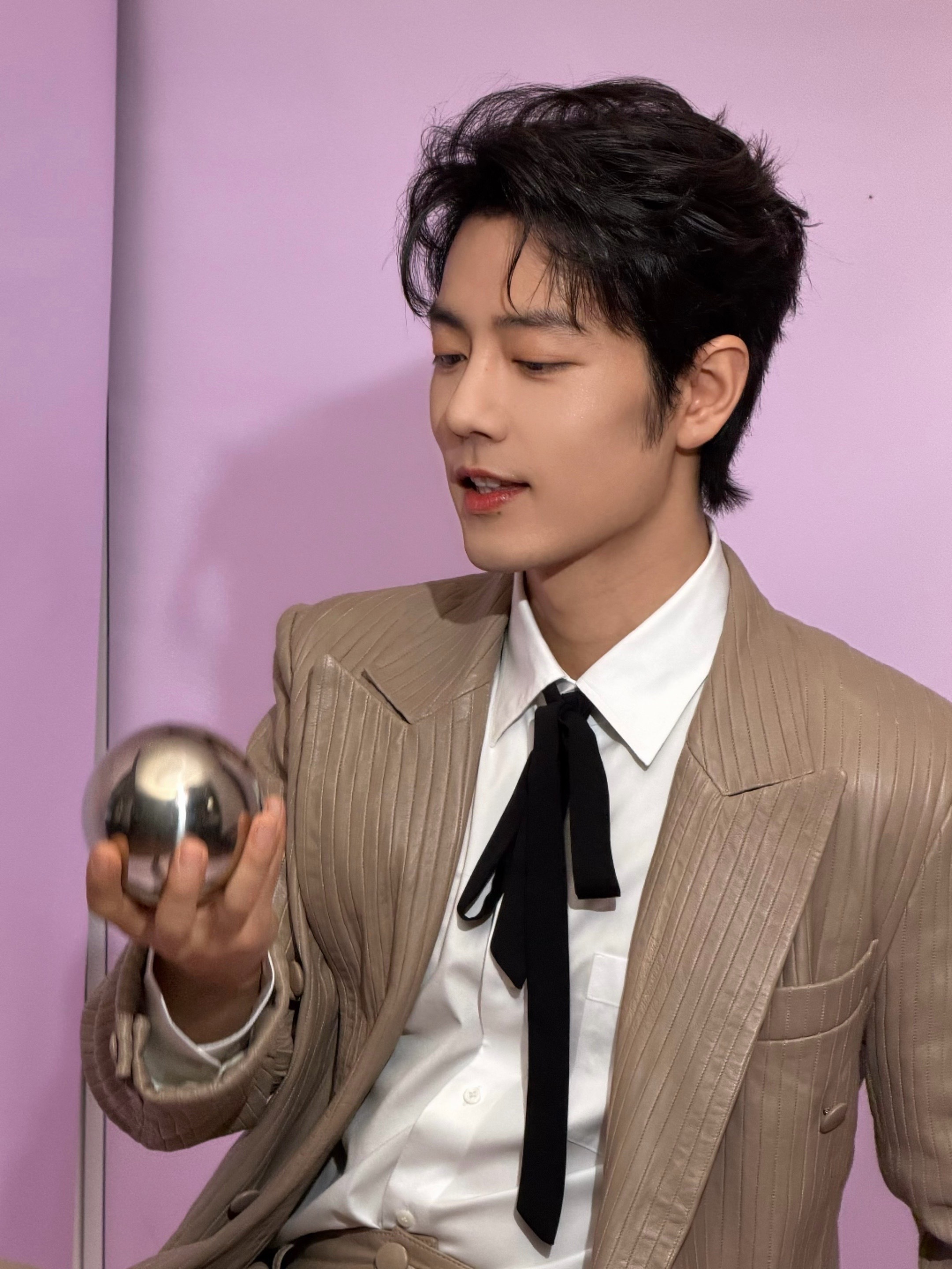 肖战万千故事在此间尽藏 肖战玩磁力球 肖战玩磁力球好牛 