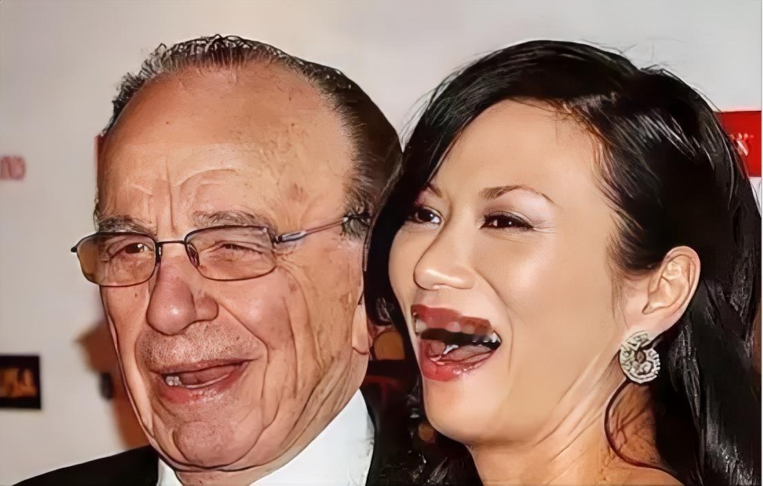 1999年6月，67岁的默多克为了迎娶邓文迪，与第二任妻子安娜离婚，分得17亿美