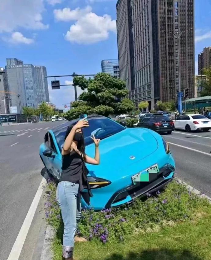 这是不是只有小米SU7能给车主带来的超越松弛感[捂脸][捂脸][捂脸]，真上道。