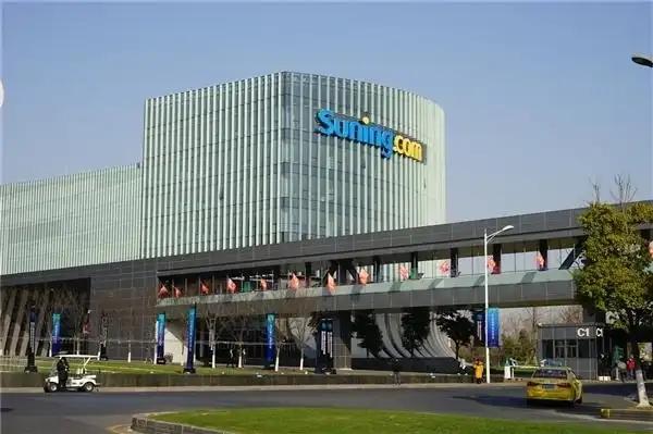 昨日晚间，苏宁易购发布2025年年度报告。

财报显示，苏宁易购2025年全年营